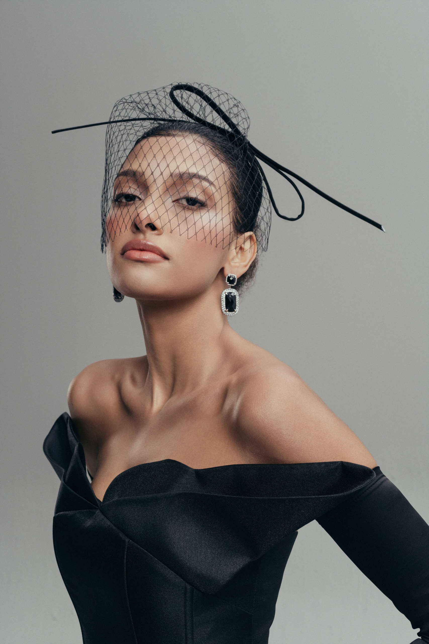 BLACK HEADBAND WITH FACE NET