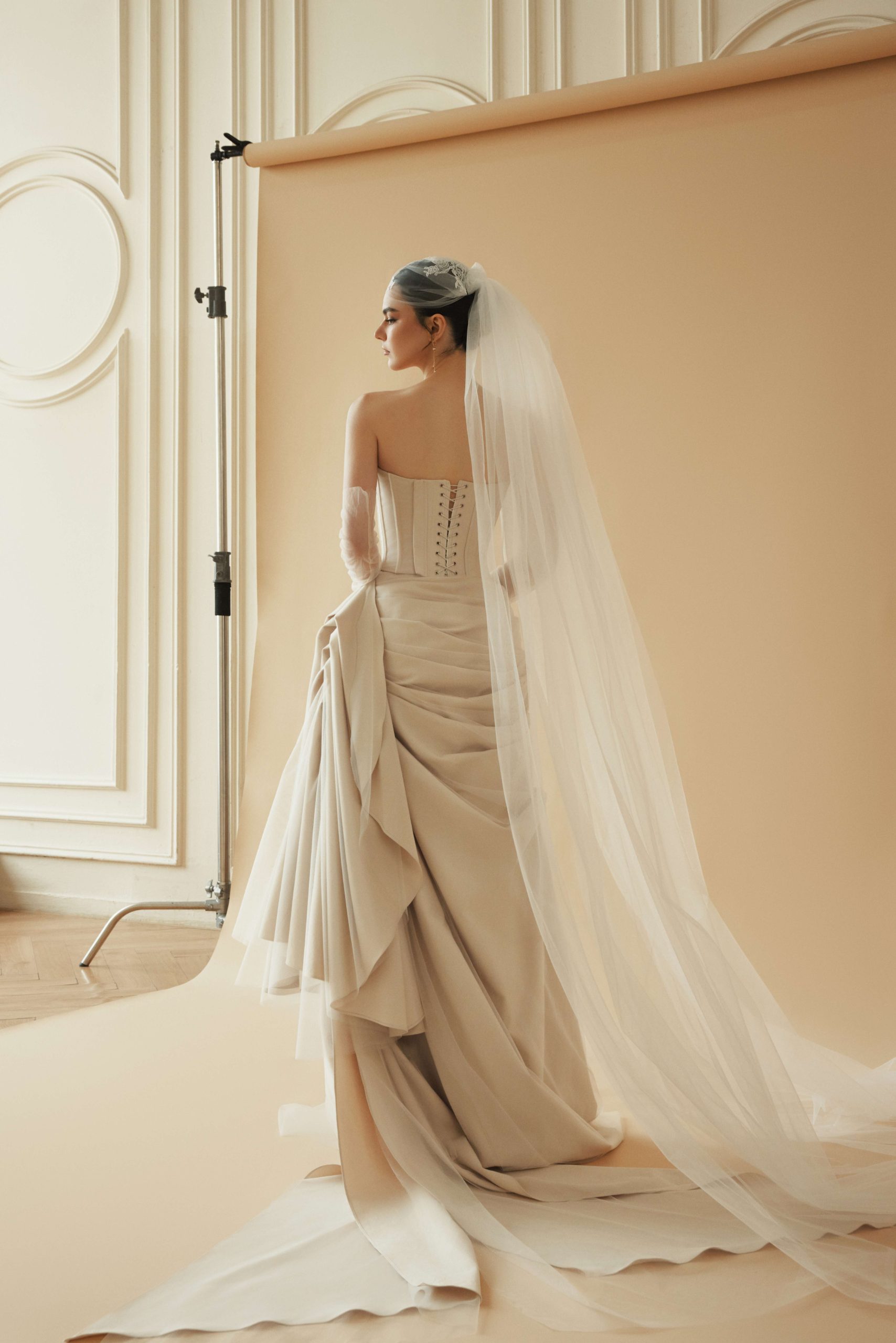 LONG HEAD-COVERING VEIL