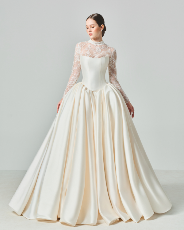 REGALIA LACE GOWN - Image 2