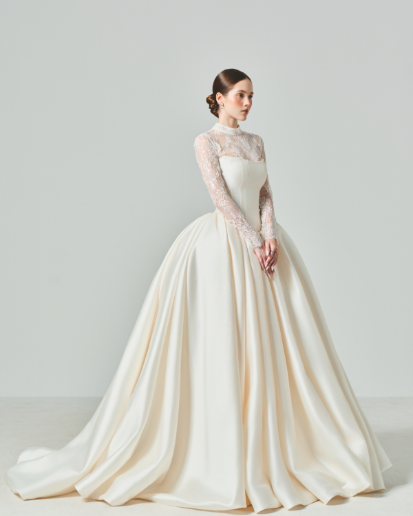 REGALIA LACE GOWN - Image 3